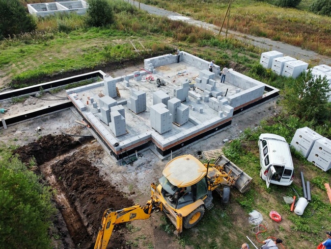 Первые ряды газобетонных стен кладка ГК Урал-Строй