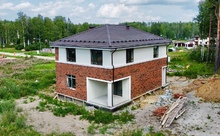 Кирпичный дом с террасой