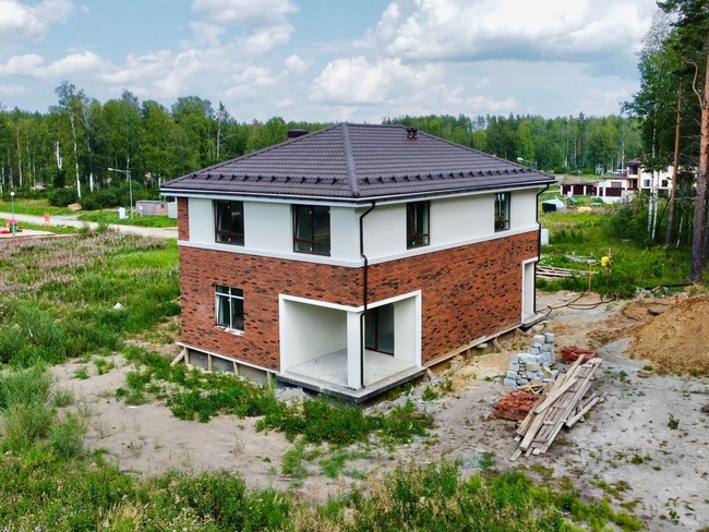 Кирпичный дом с террасой